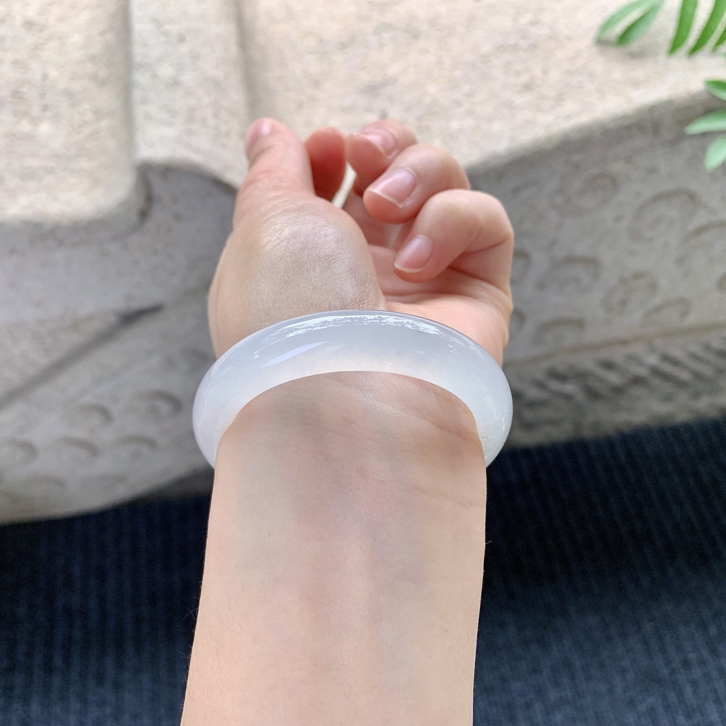 贵妃54 55 圈口55.7/48/10.8/7.5 糯冰底色，水润，种老，细腻，有纹线B2121401