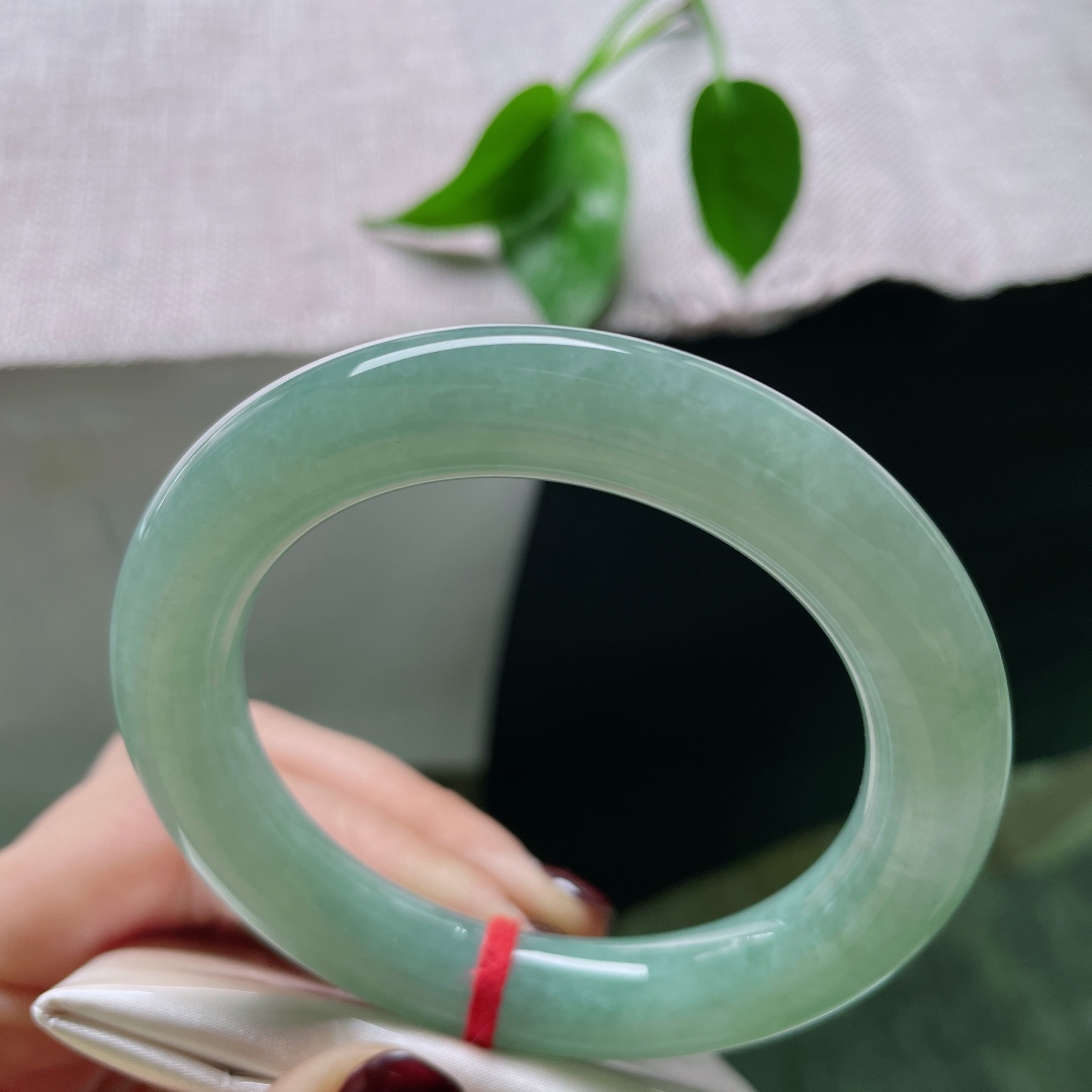 54.6/11.1，绿底圆条，水润，细腻，内蕴温润脂光，似有暗香浮动，无裂，ss49153a