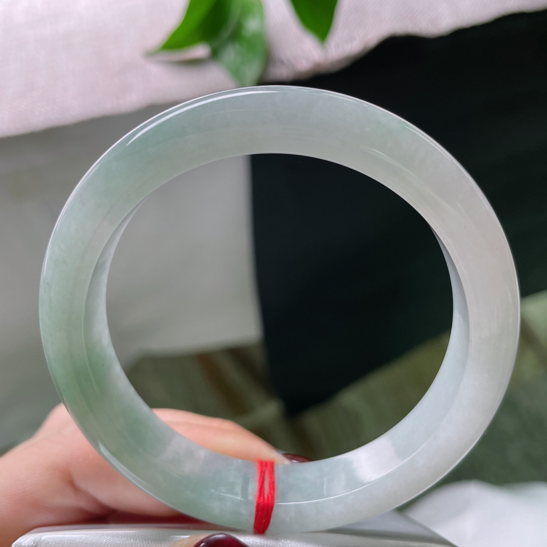 57/12.1/8.3，绿底正圈，双色丝线如烟如雾，在腕间缠绕、渐变、交融，无裂，ss50498a