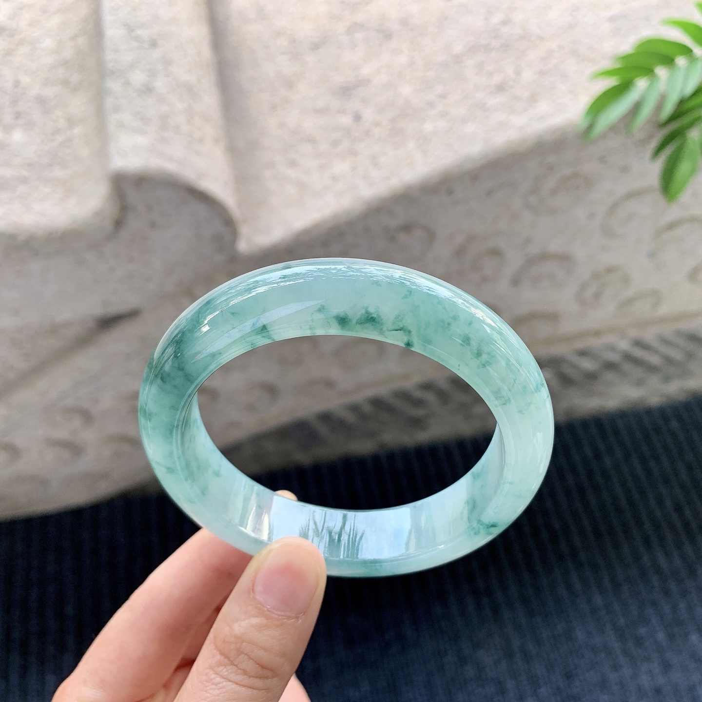 正圈59 60【圈口】60.2/14.5/9.6【编码】A1121230【描述】糯冰飘花，水润，种老，细腻，无裂