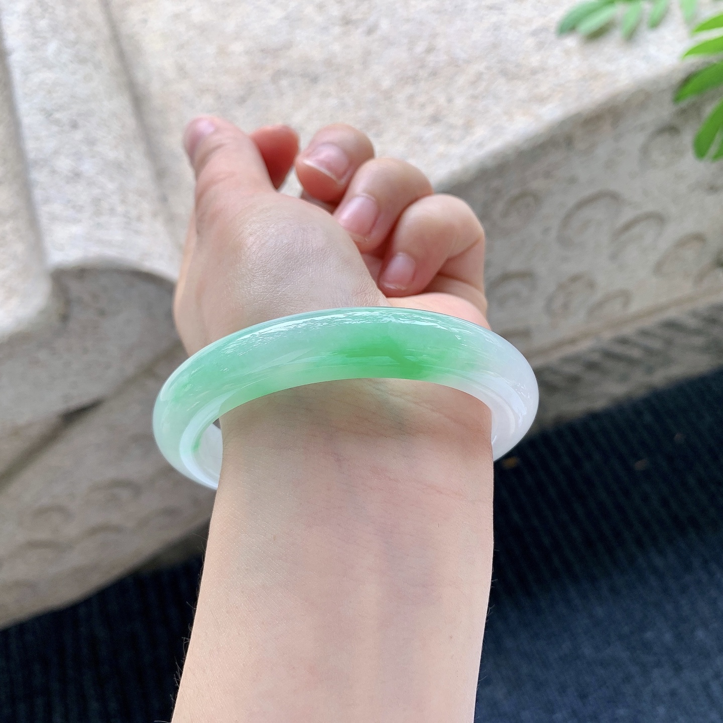 正圈56 57 圈口57/11.5/9.3 编码A3041529 冰糯飘绿，水润，种老，细腻，无裂