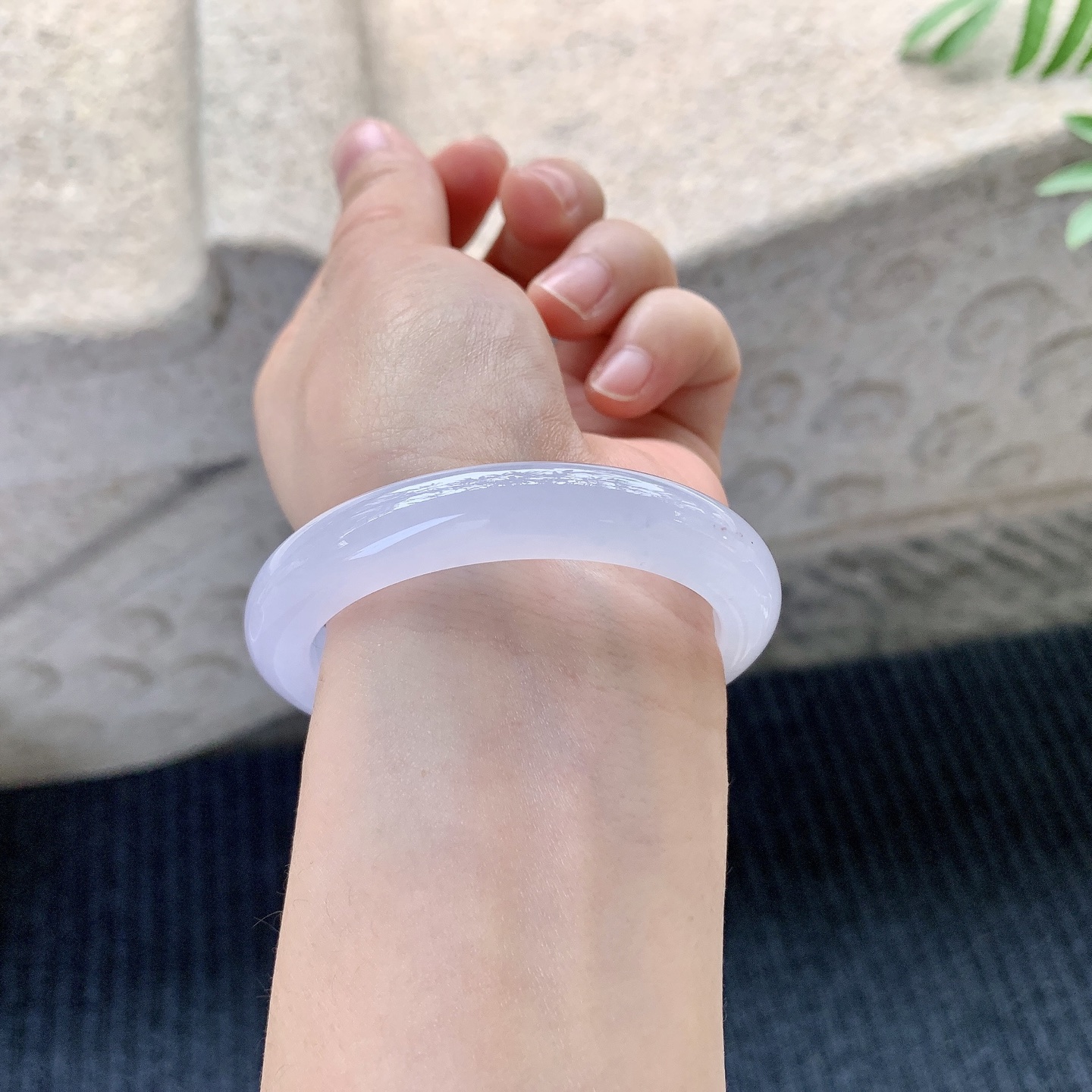 正圈49 50【圈口】50.6/9.7/7.7【编码】B2040372【描述】冰糯粉紫，水润，种老，细腻，有纹絮线