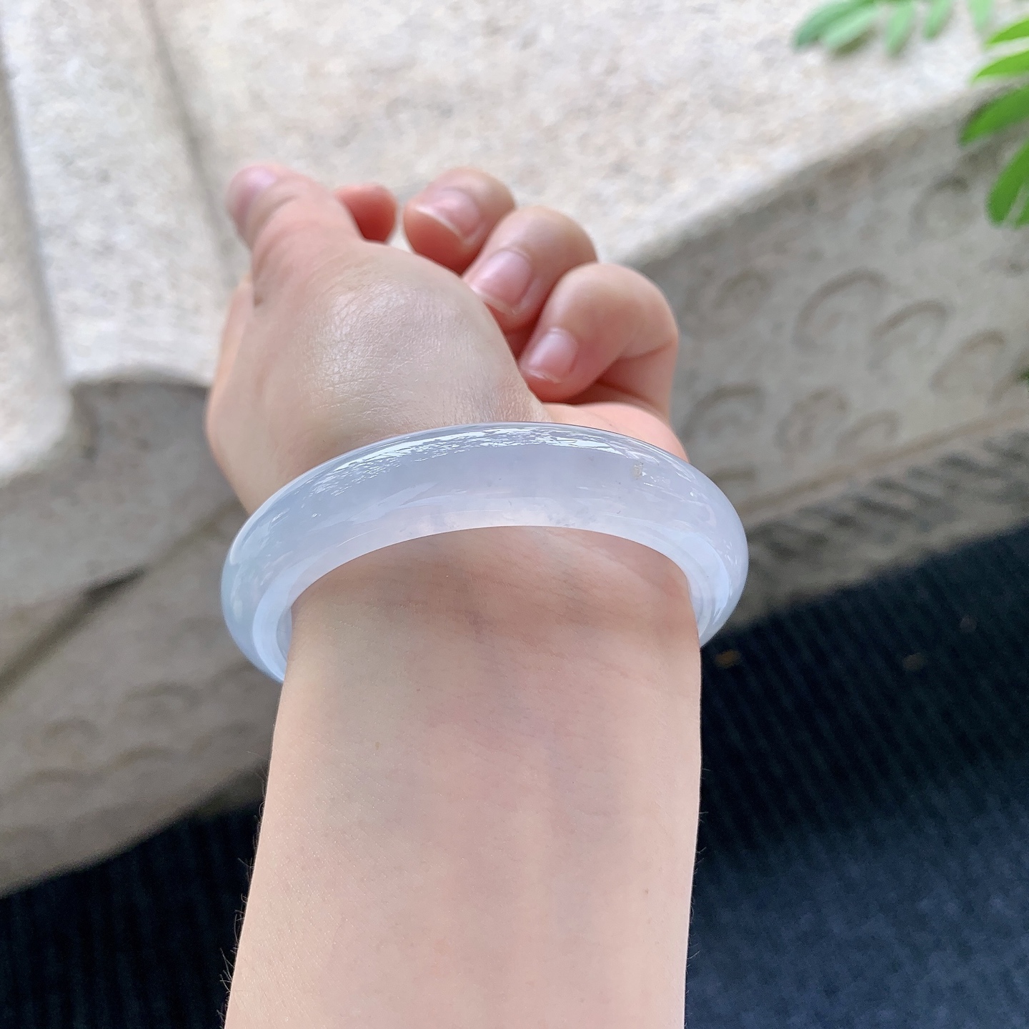 正圈49 50【圈口】50.8/11/8【编码】B2041512【描述】冰糯紫罗兰，水润，种老，细腻，无裂