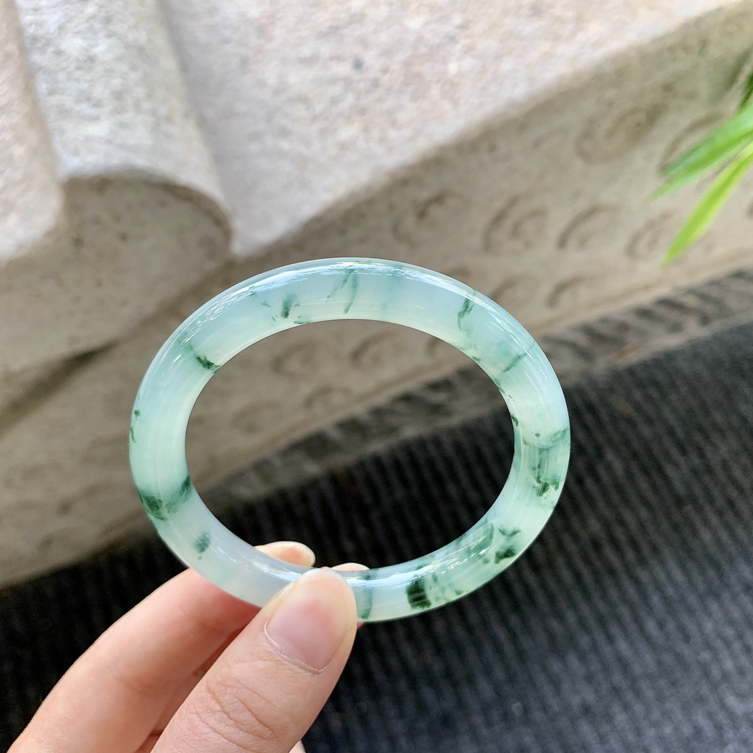 圆条52 53【圈口】53.8/9.2/8.5【编码】GF041595【描述】冰糯飘花，清透，水润，种老，细腻，打灯有棉线