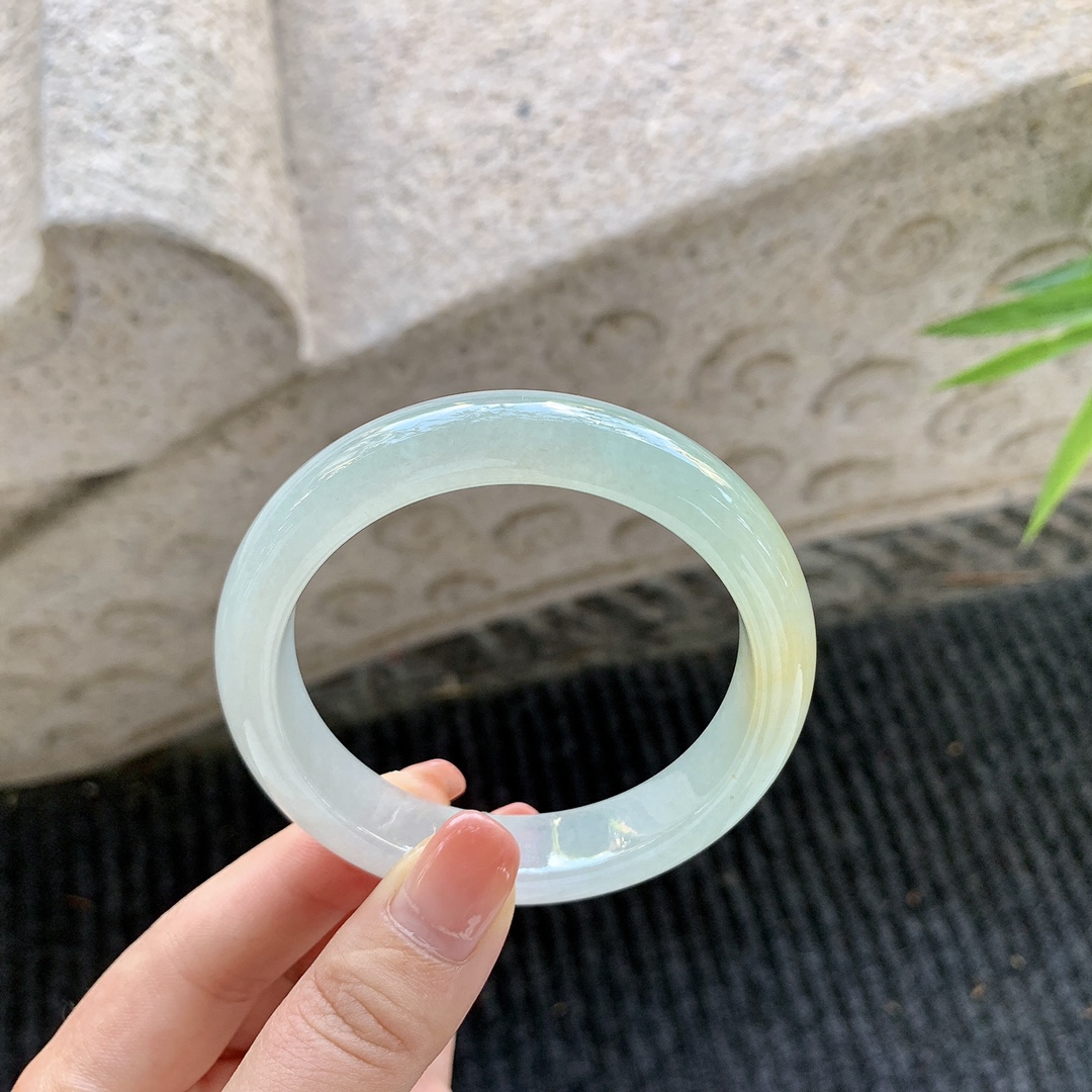 正圈55 56【圈口】56.1/12.4/8.3【编码】A1011675【描述】冰糯飘黄翡，水润，种老，细腻，无裂