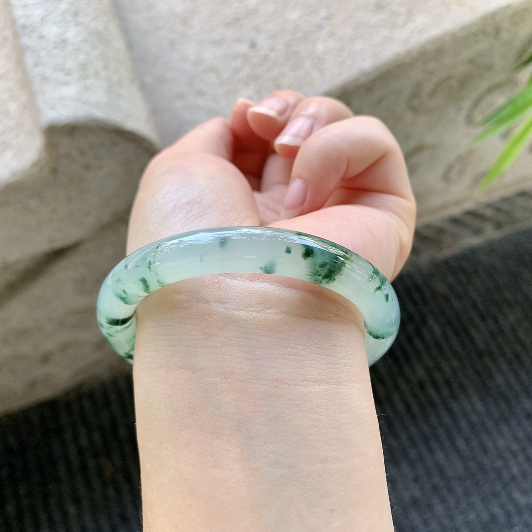 圆条52 53【圈口】53.8/9.2/8.5【编码】GF041595【描述】冰糯飘花，清透，水润，种老，细腻，打灯有棉线