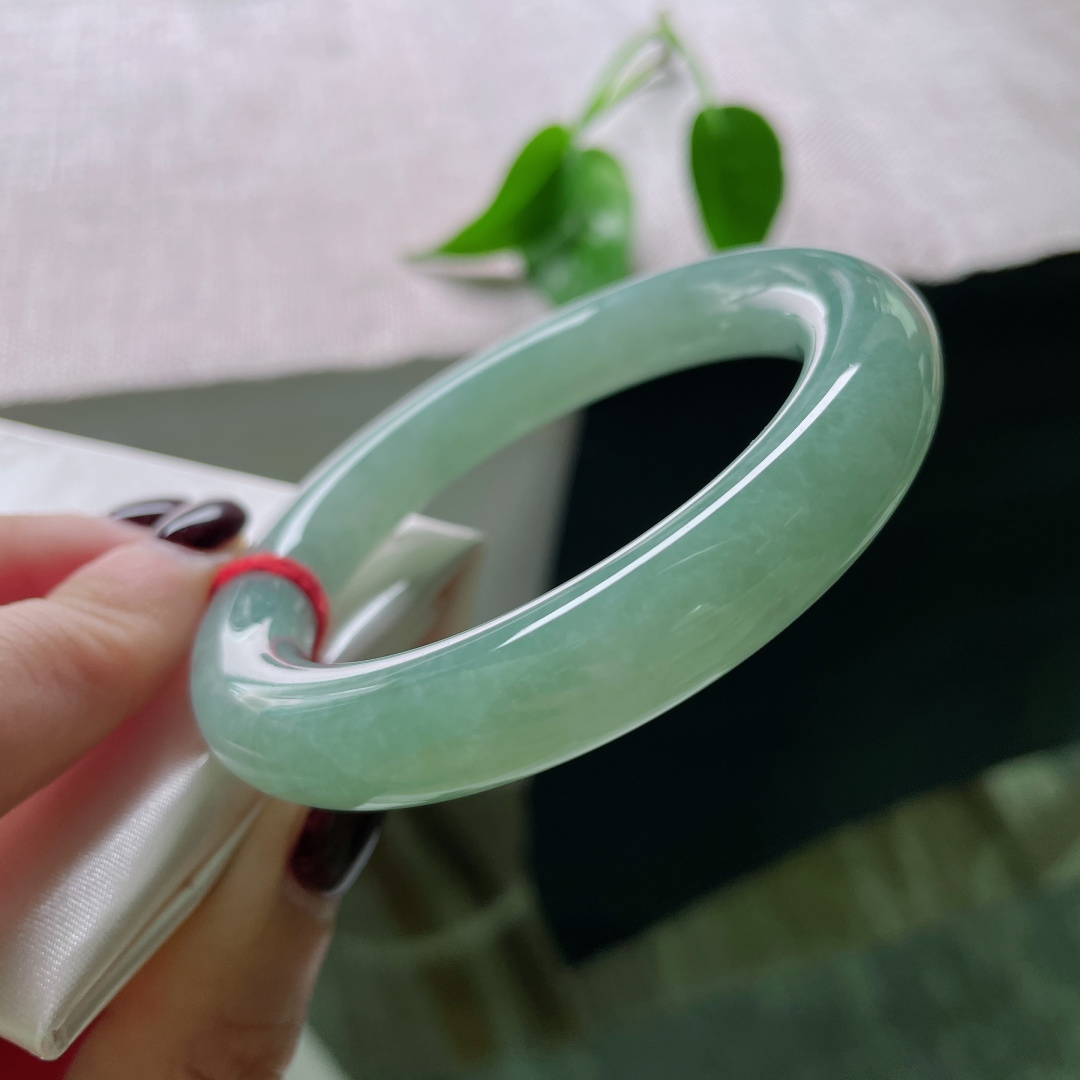 54.6/11.1，绿底圆条，水润，细腻，内蕴温润脂光，似有暗香浮动，无裂，ss49153a