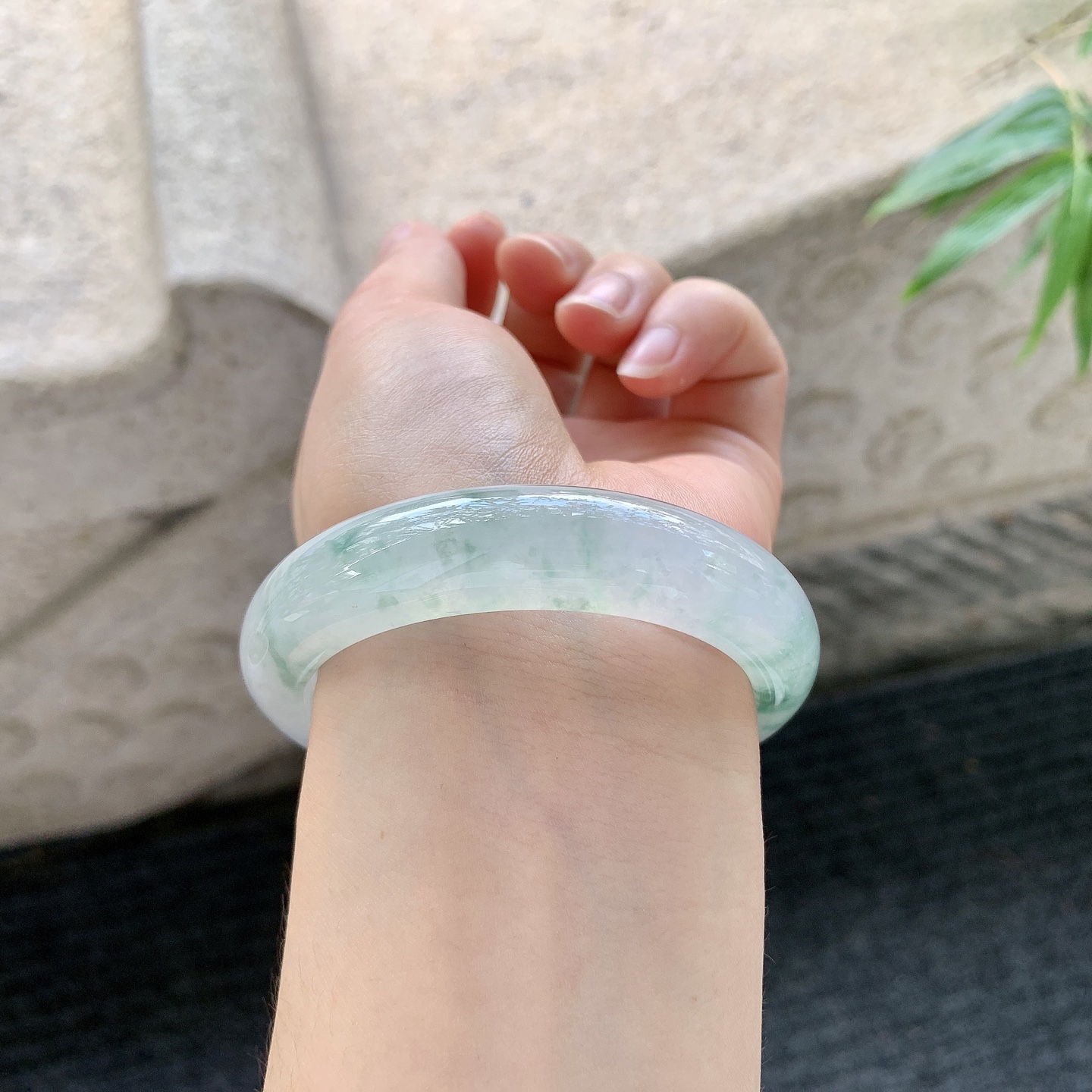 正圈52 53 圈口52.6/12.9/8.3 飘花，清透，水润，种老，细腻，无裂编码A1121553