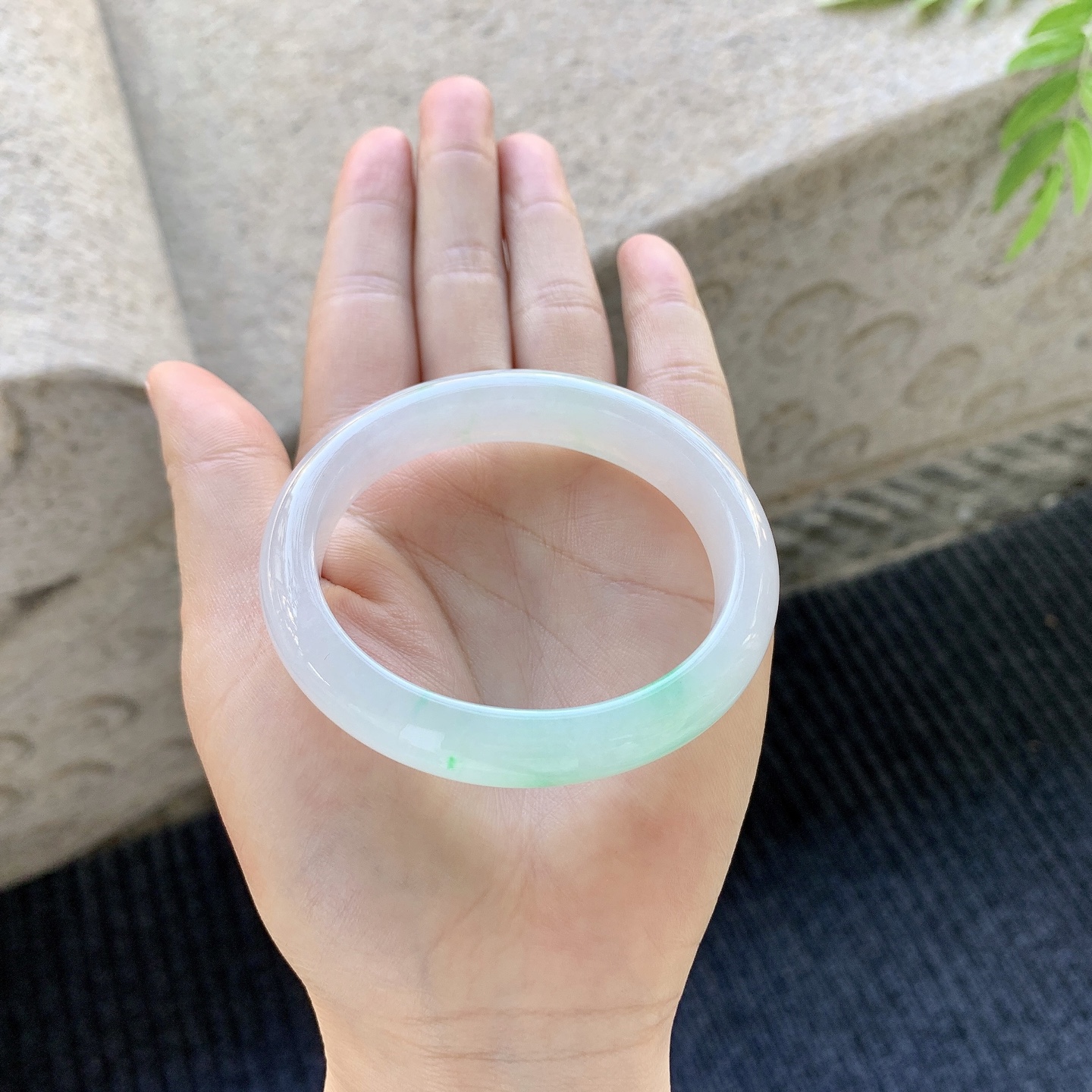 贵妃53 54【圈口】54.3/46.4/12/7.6【编码】C5031366【描述】糯冰飘阳绿，水润，种老，细腻，无裂