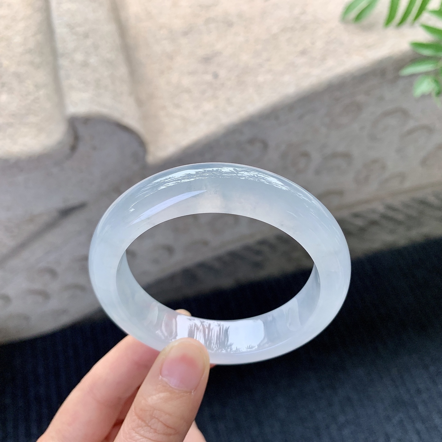 正圈55 56【圈口】56/14/9【编码】HT121411【描述】冰种，清透，水润，种老，细腻，打灯有絮线