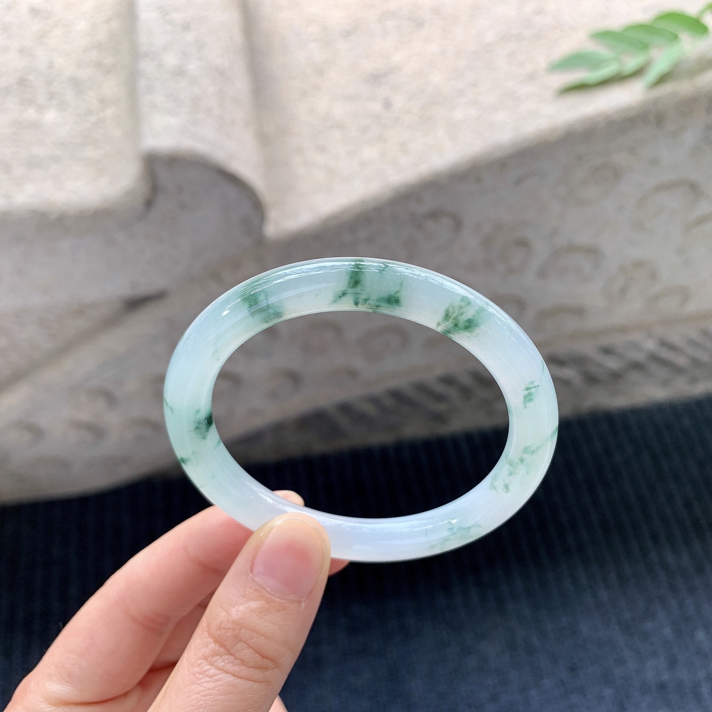 圆条51 52【圈口】52.3/7.9/8.1【编码】QX121338【描述】冰糯飘花，水润，种老，细腻，无裂