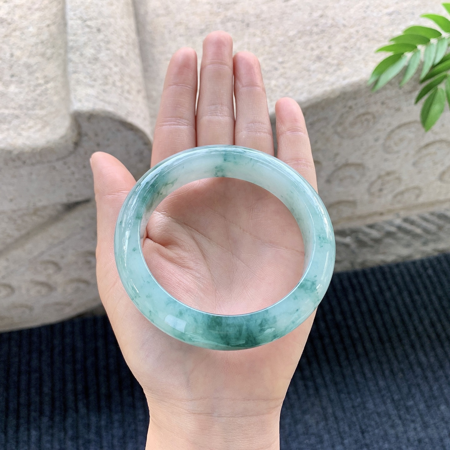 正圈59 60【圈口】60.2/14.5/9.6【编码】A1121230【描述】糯冰飘花，水润，种老，细腻，无裂