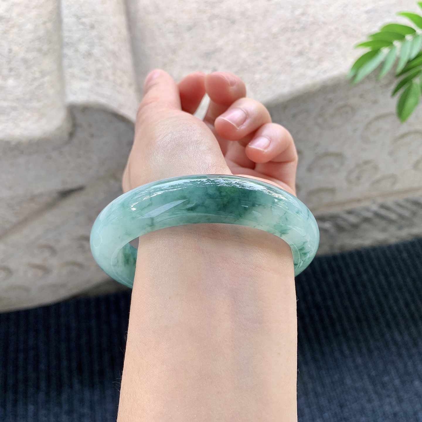 正圈59 60【圈口】60.2/14.5/9.6【编码】A1121230【描述】糯冰飘花，水润，种老，细腻，无裂