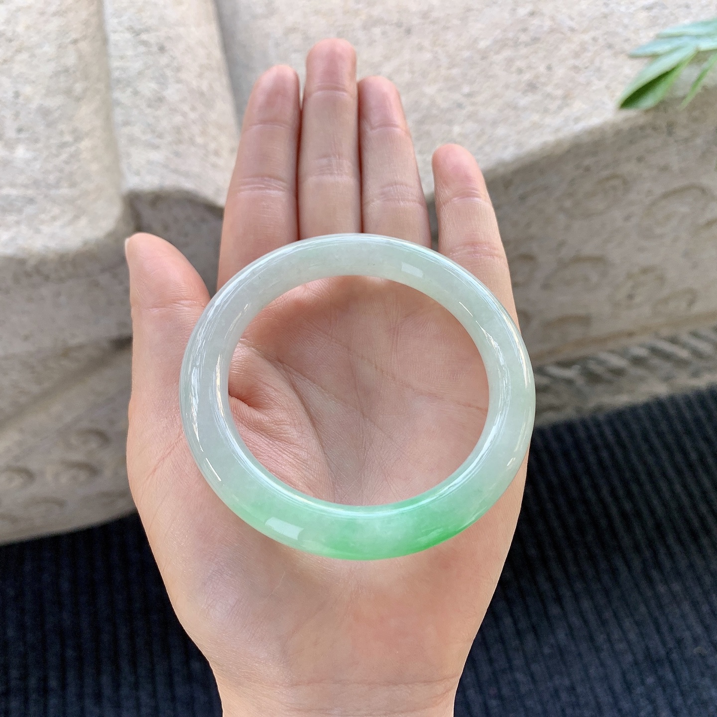 圆条51 52【圈口】52.8/9.2/9.2【编码】YT041069【描述】糯冰飘绿，水润，种老，细腻，有棉纹线