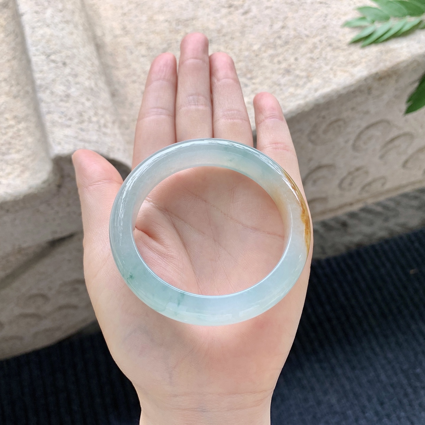 正圈52 53【圈口】53.5/12.4/8【编码】T6040919【描述】冰糯飘黄翡，水润，种老，细腻，无裂