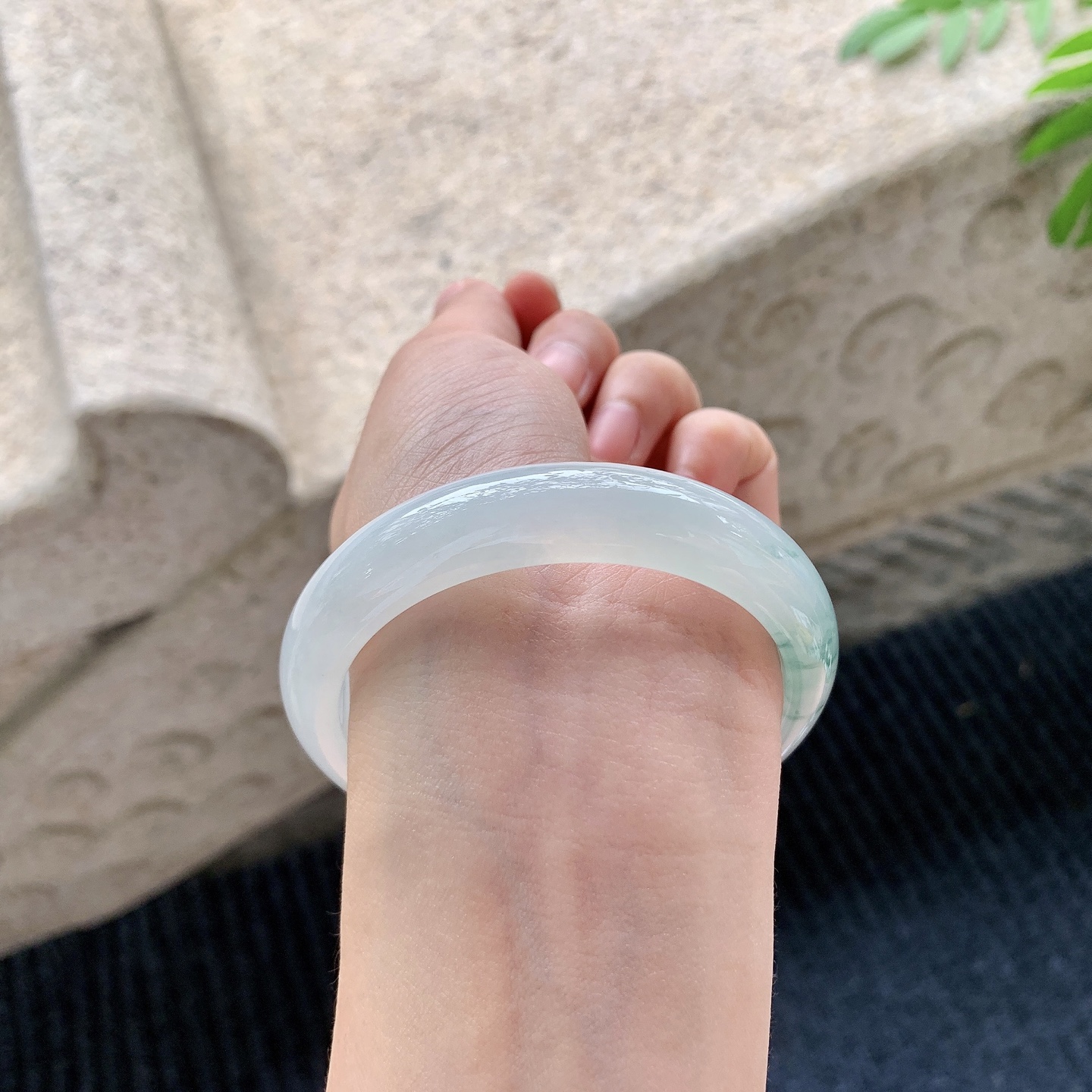 正圈54 55【圈口】55.7/12.7/7.8【编码】GJ041527【描述】糯冰飘花，水润，种老，细腻，无裂