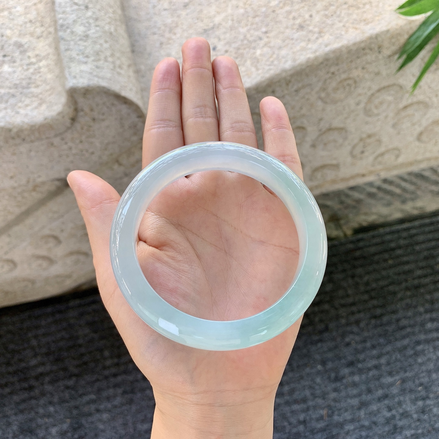 正圈62 63【圈口】63/13/9.4【编码】T1080902【描述】冰糯晴绿，清透，水润，种老，细腻，无裂