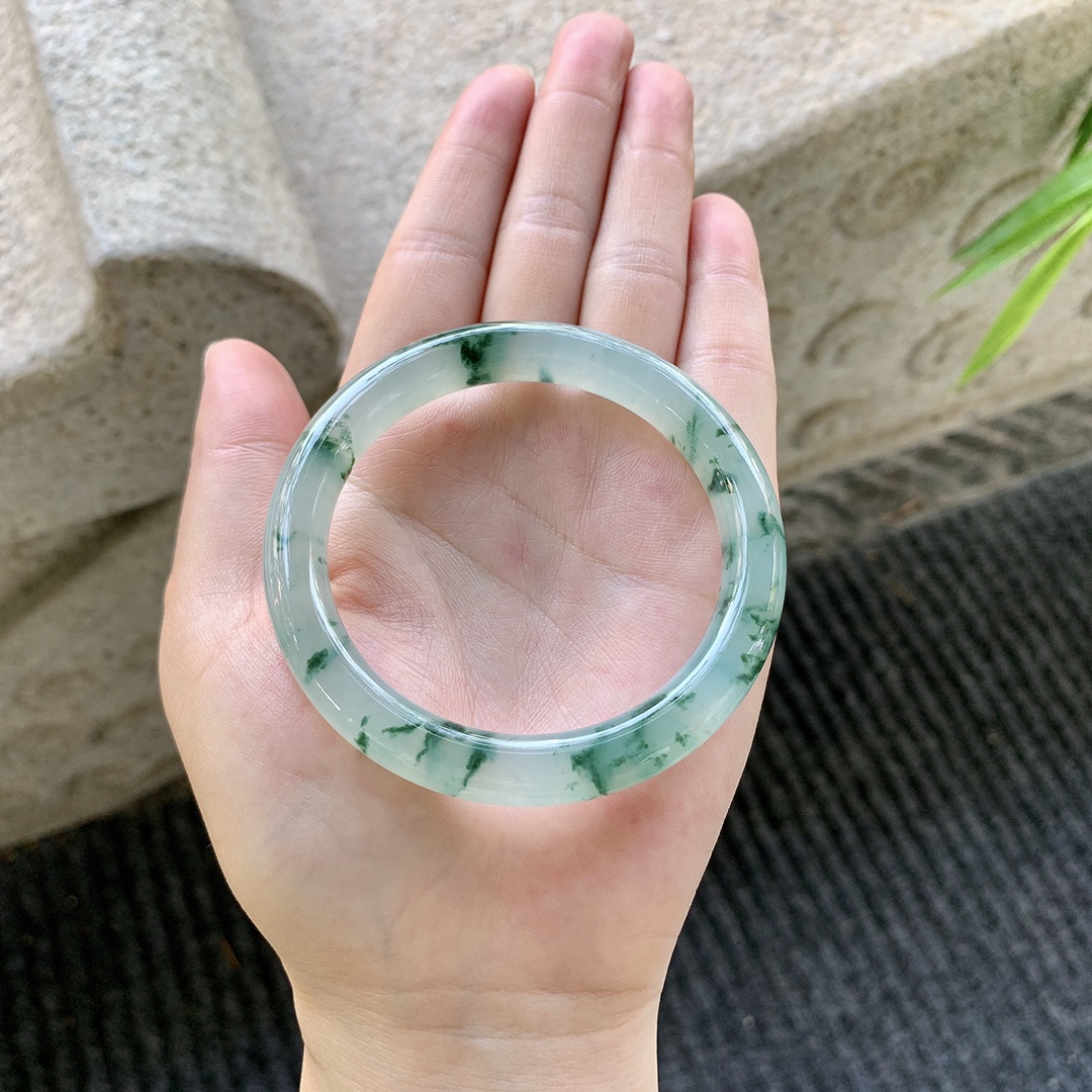 圆条52 53【圈口】53.8/9.2/8.5【编码】GF041595【描述】冰糯飘花，清透，水润，种老，细腻，打灯有棉线