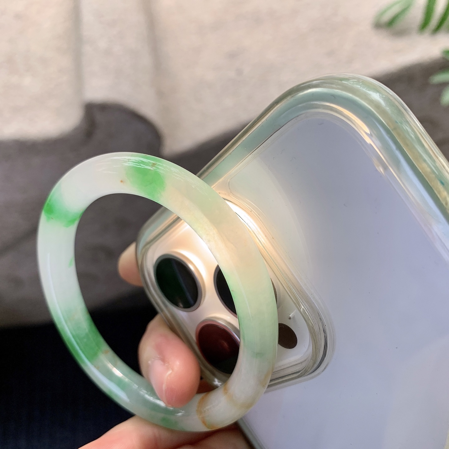 贵妃52 53【圈口】53/45/8.2/8【编码】B2121414【描述】冰糯黄加绿，水润，种老，细腻，打灯有纹线