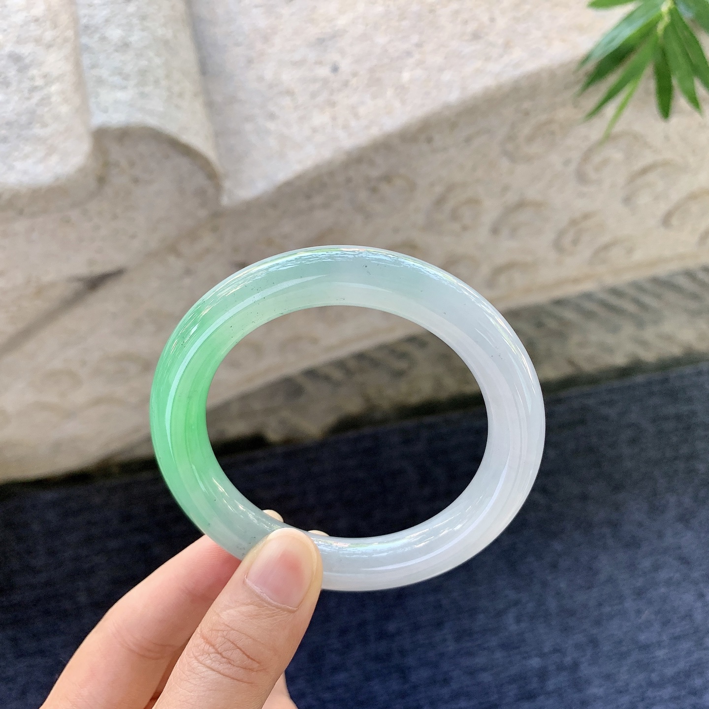 圆条54 55【圈口】55.6/10.7/10.5【编码】B2081065【描述】冰糯春彩，飘绿，水润，种老，细腻，有纹线