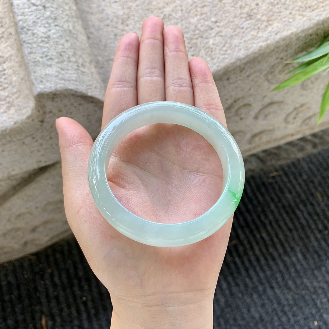 正圈55 56【圈口】56.7/11.7/8.7【编码】YF032490【描述】糯冰飘绿，水润，种老，细腻，打灯有棉线