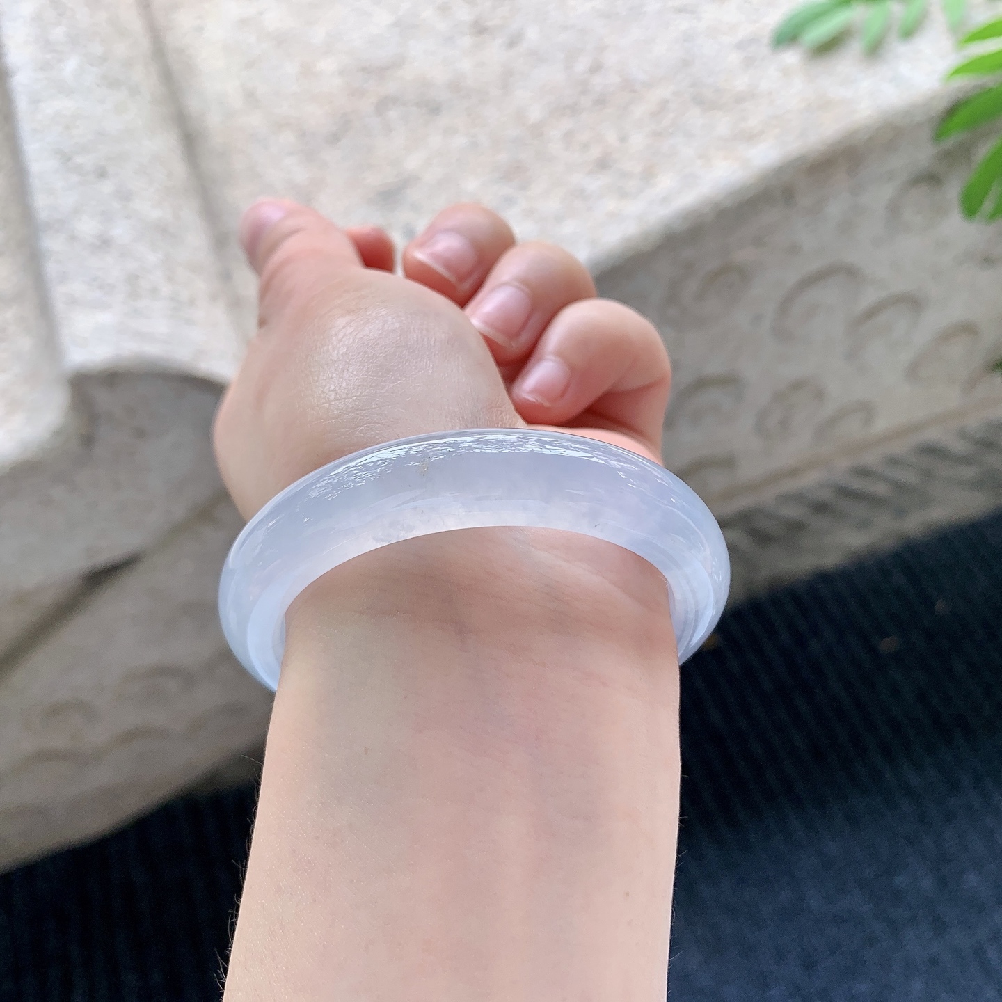 正圈49 50【圈口】50.8/11/8【编码】B2041512【描述】冰糯紫罗兰，水润，种老，细腻，无裂