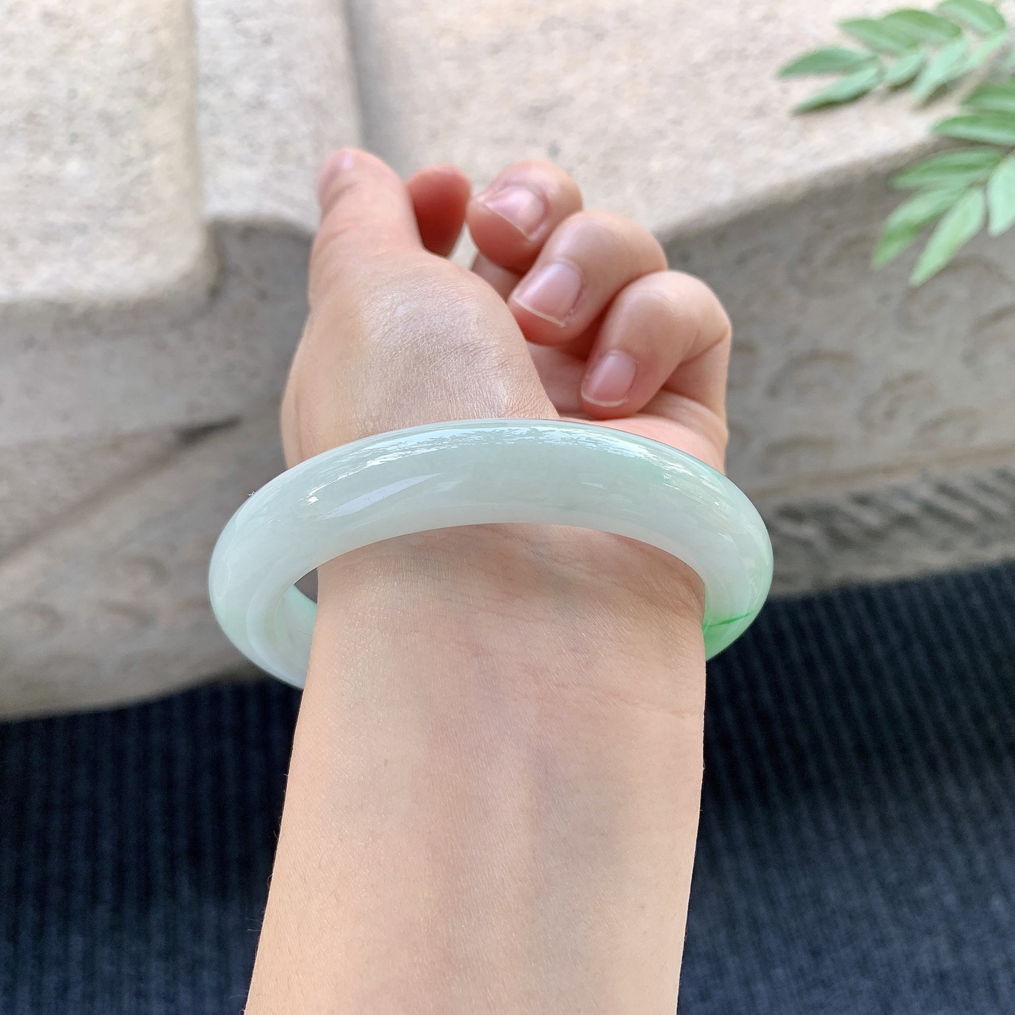 正圈58 59【圈口】59/11.9/9.2【编码】GL121335【描述】冰糯飘绿，水润，种老，细腻，打灯有棉线