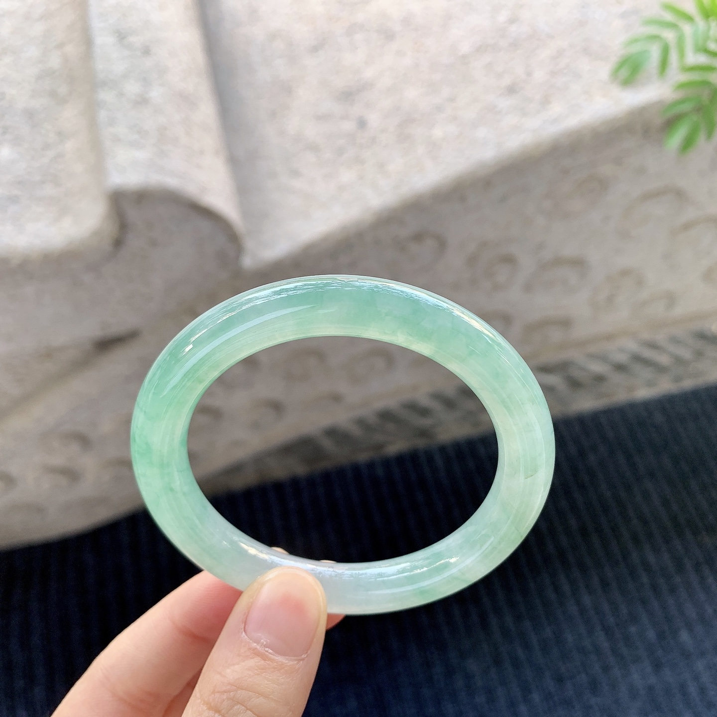 圆条52 53【圈口】53/9/9【编码】DW012915【描述】糯冰飘绿，水润，种老，细腻，打灯有棉线