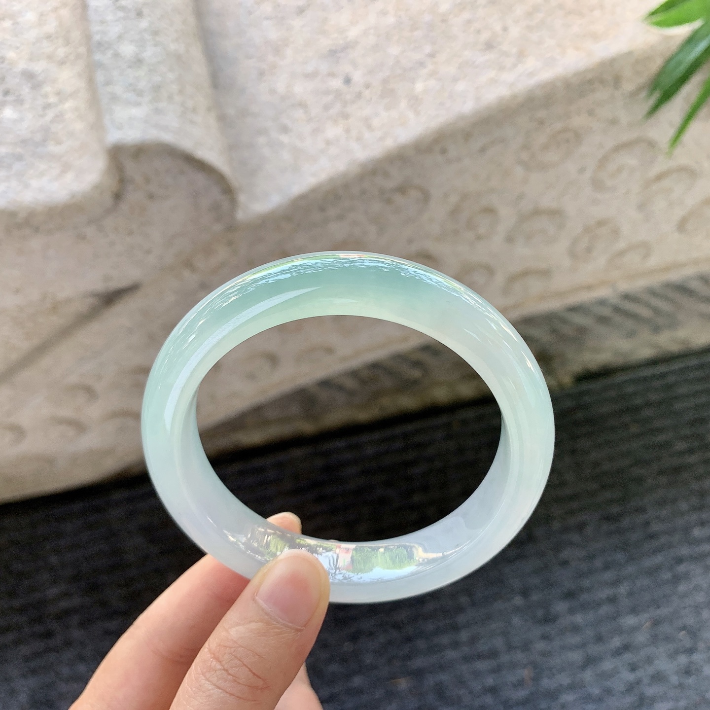 正圈62 63【圈口】63/13/9.4【编码】T1080902【描述】冰糯晴绿，清透，水润，种老，细腻，无裂