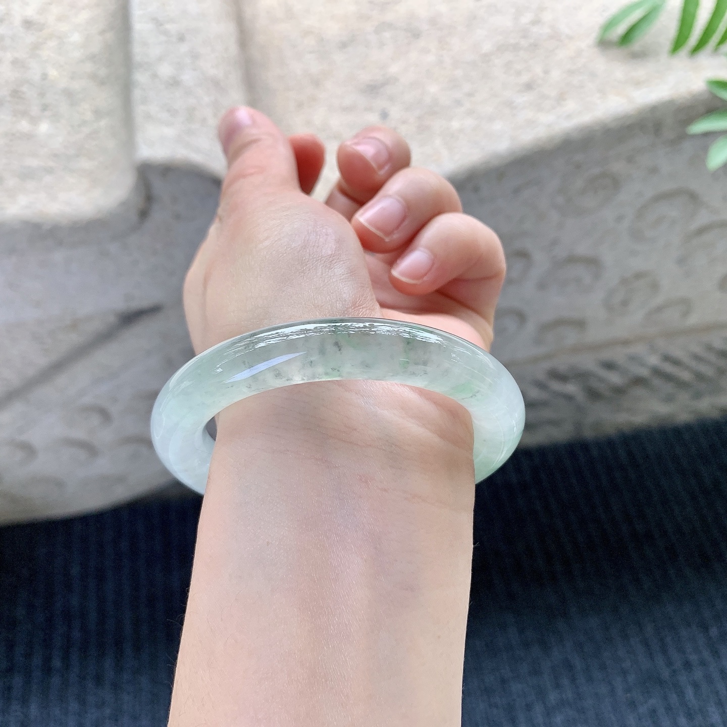 圆条51 52【圈口】52.7/10.2/10【编码】C5121417【描述】冰糯飘花，清透，水润，种老，细腻，打灯有絮线