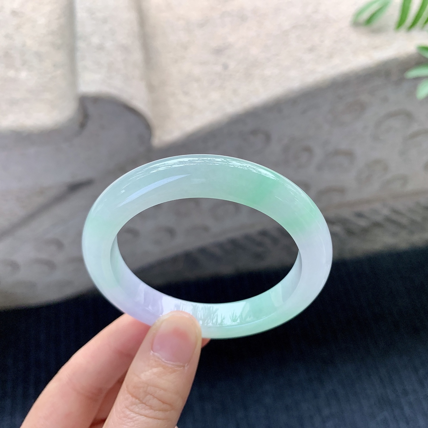 正圈50 51【圈口】51/9.8/8.2【编码】H1121419【描述】冰糯春彩，水润，种老，细腻，打灯有絮线