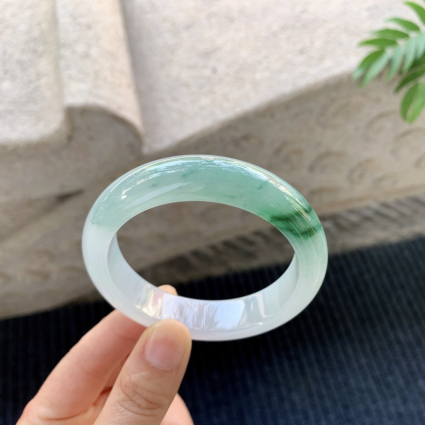 正圈53 54【圈口】54.3/13.7/8.4【编码】Q5033057【描述】冰糯飘绿，水润，种老，细腻，无裂