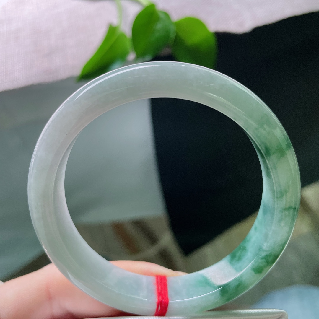 58.3/12.6/8.1，飘花正圈，水润，肉细，细腕凝霜雪，花影自婆娑，无裂，ss49347a