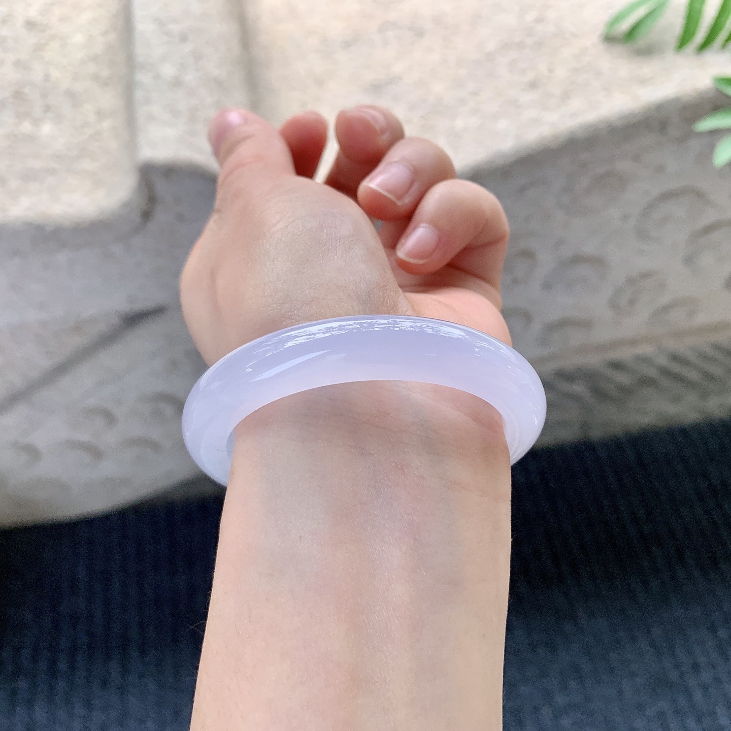 正圈49 50【圈口】50.6/9.7/7.7【编码】B2040372【描述】冰糯粉紫，水润，种老，细腻，有纹絮线