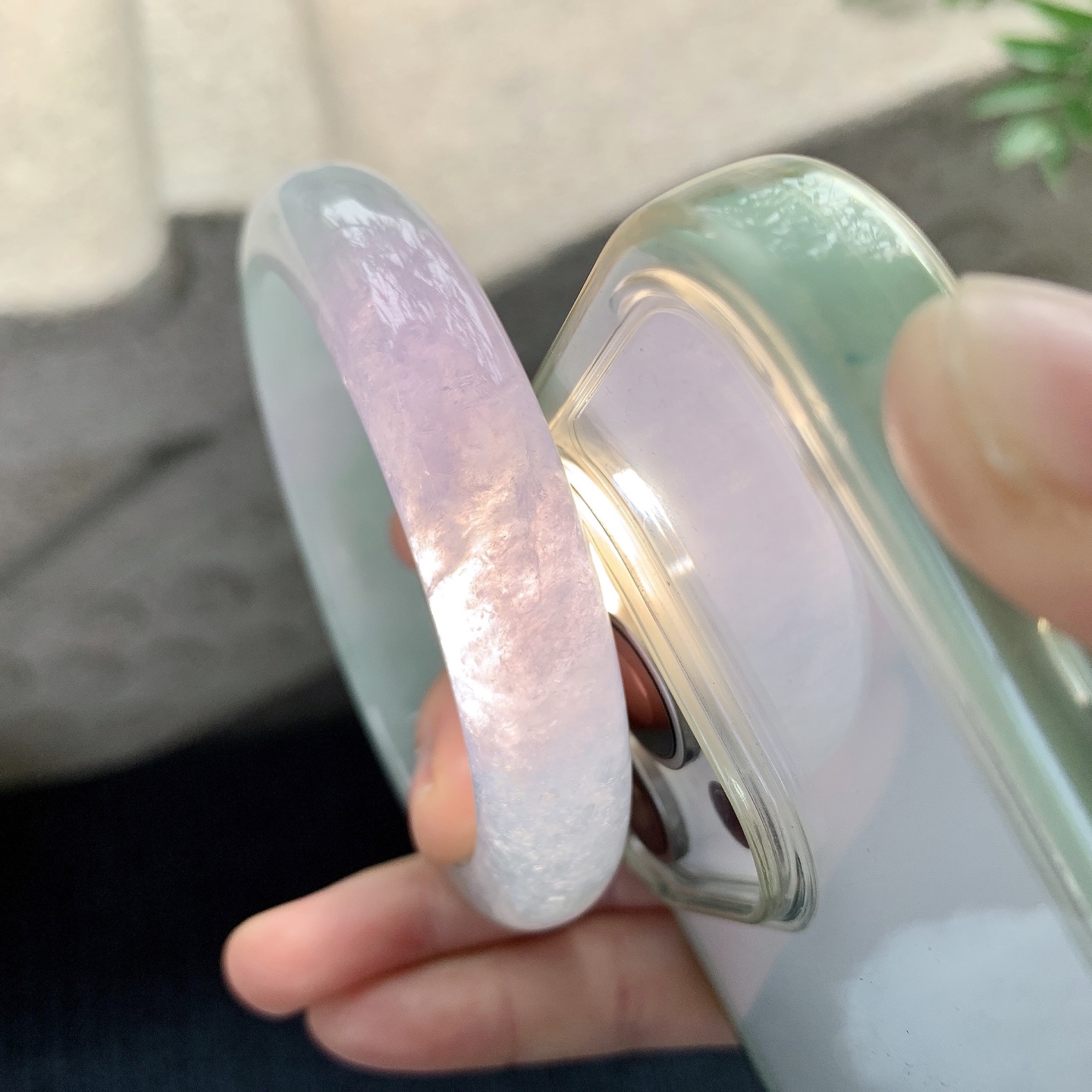 正圈59 60【圈口】60.7/13/9【编码】B2041369【描述】冰糯春彩，水润，种老，细腻，打灯有絮线