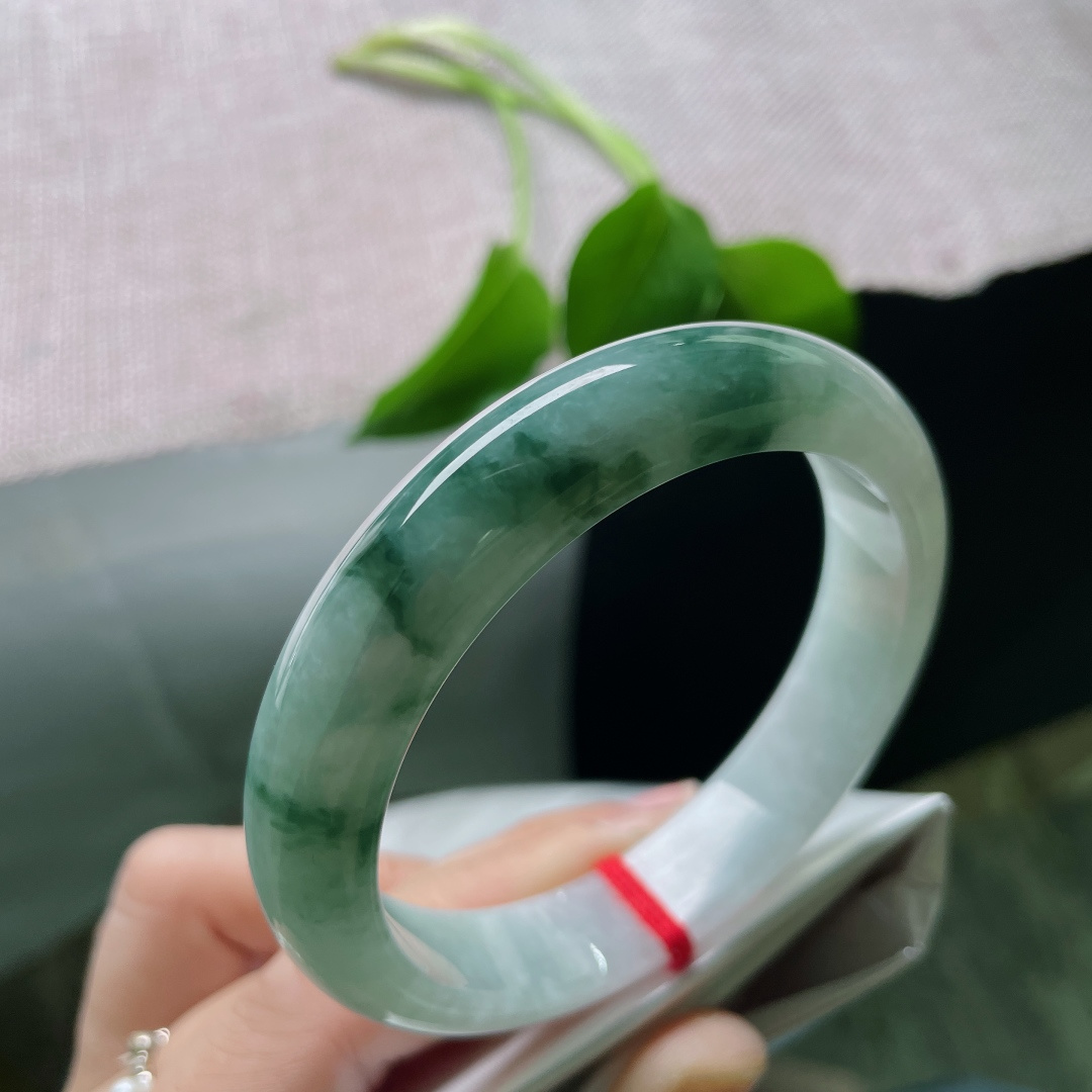 58.3/12.6/8.1，飘花正圈，水润，肉细，细腕凝霜雪，花影自婆娑，无裂，ss49347a