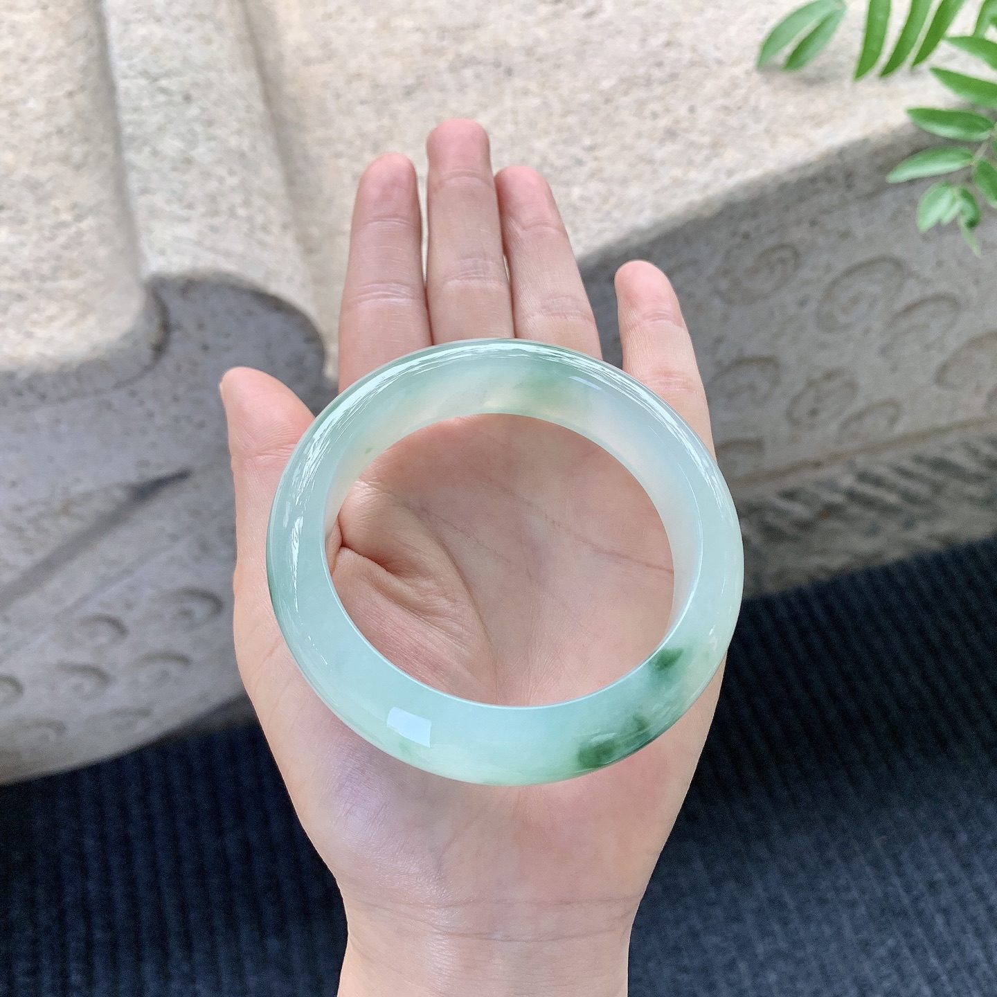 正圈56 57【圈口】57.7/16.3/9.5【编码】HC121428【描述】冰糯飘绿，宽版，水润，种老，细腻，无裂