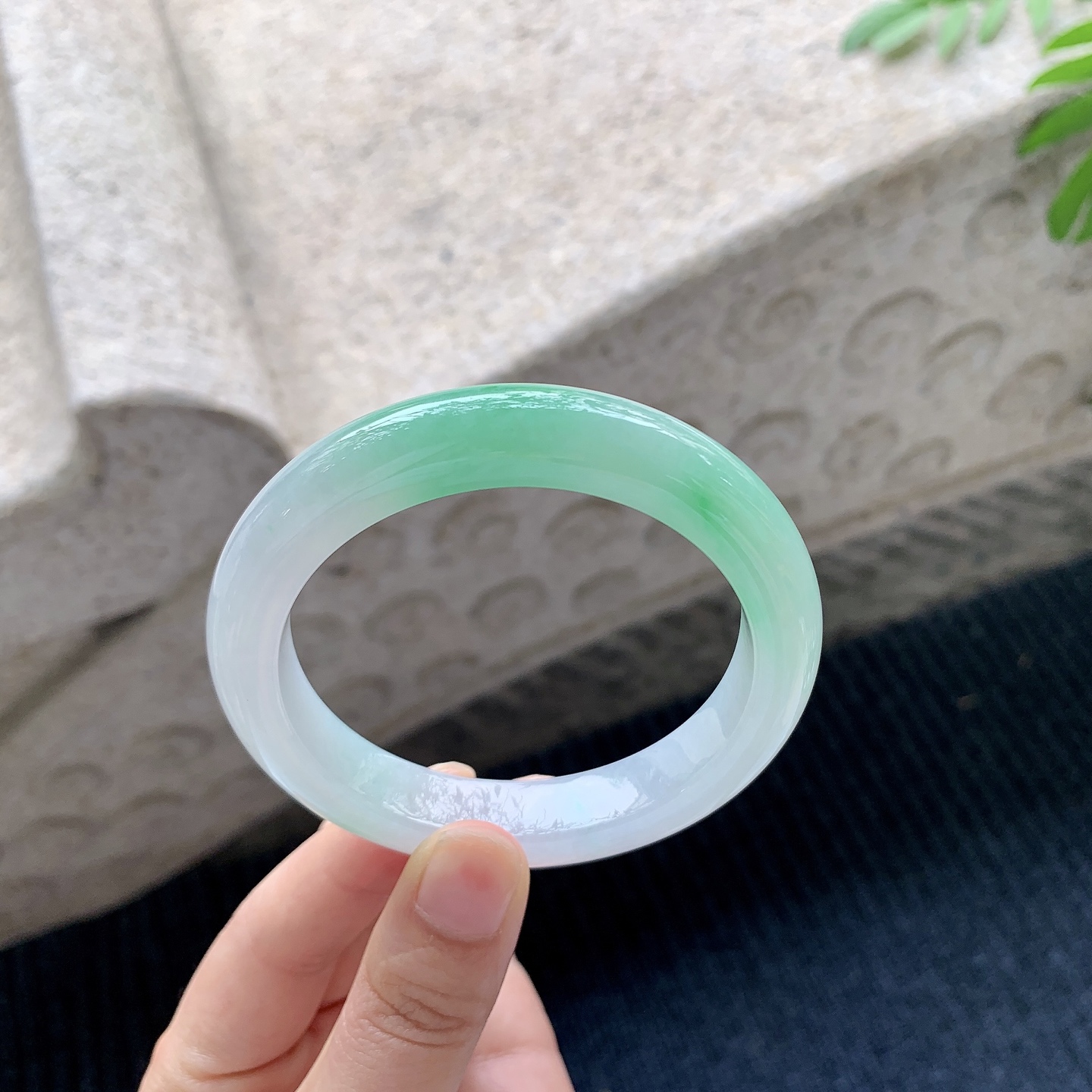 正圈56 57 圈口57/11.5/9.3 编码A3041529 冰糯飘绿，水润，种老，细腻，无裂