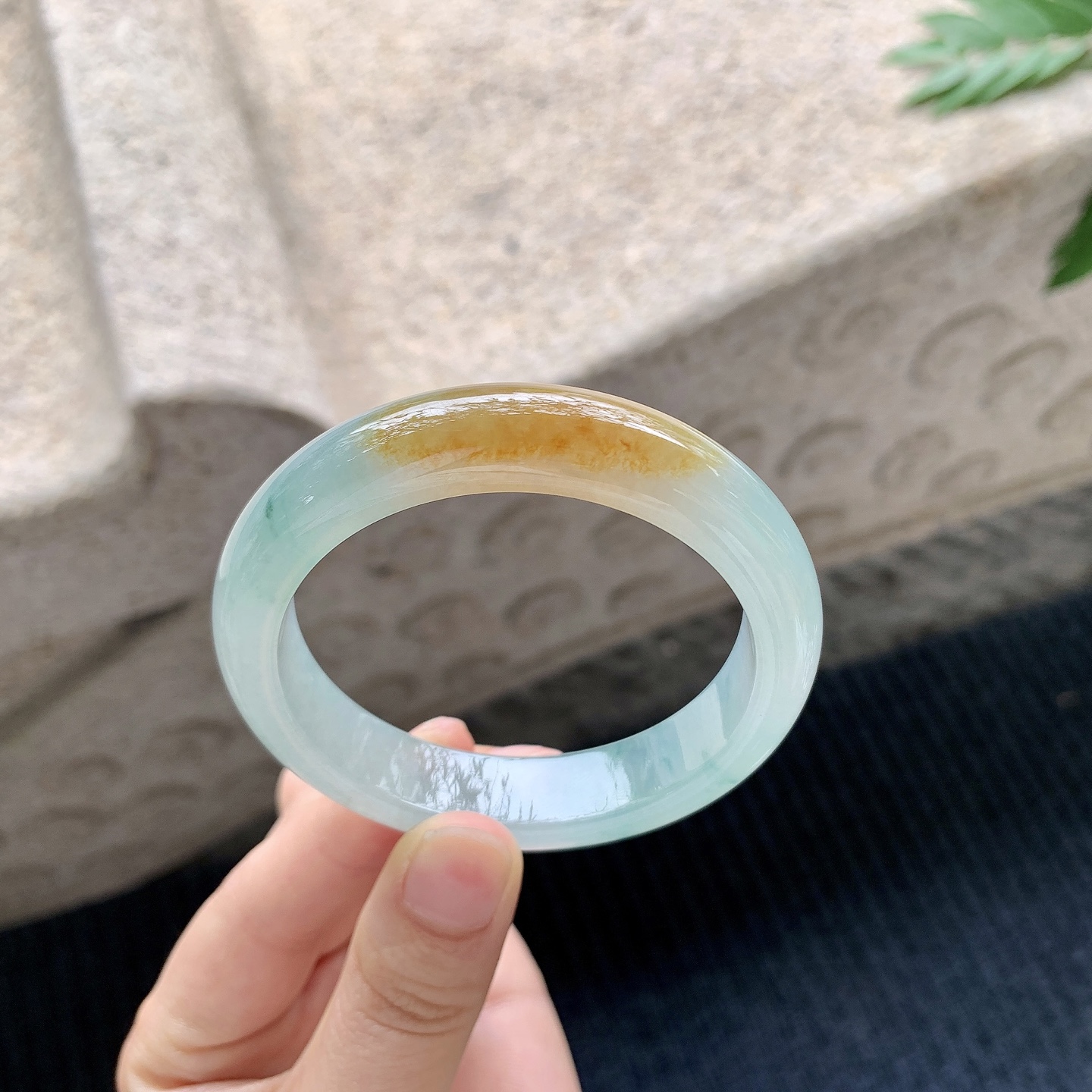 正圈52 53【圈口】53.5/12.4/8【编码】T6040919【描述】冰糯飘黄翡，水润，种老，细腻，无裂