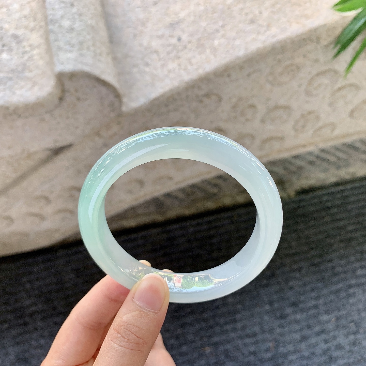 正圈62 63【圈口】63/13/9.4【编码】T1080902【描述】冰糯晴绿，清透，水润，种老，细腻，无裂