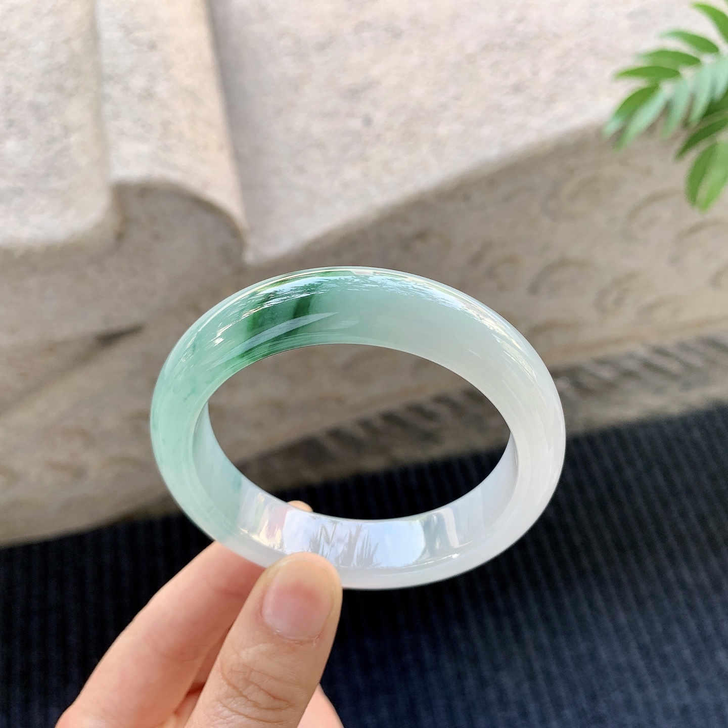 正圈53 54【圈口】54.3/13.7/8.4【编码】Q5033057【描述】冰糯飘绿，水润，种老，细腻，无裂