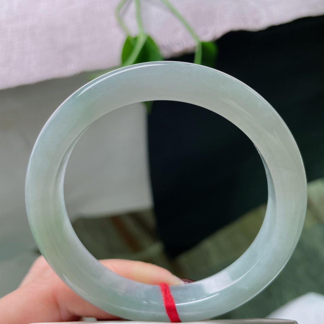 55.8/10.4/8.3，淡绿底正圈，底色如浸水的古宣——洇开满眼生机却不张扬。皮纹，ss48116a