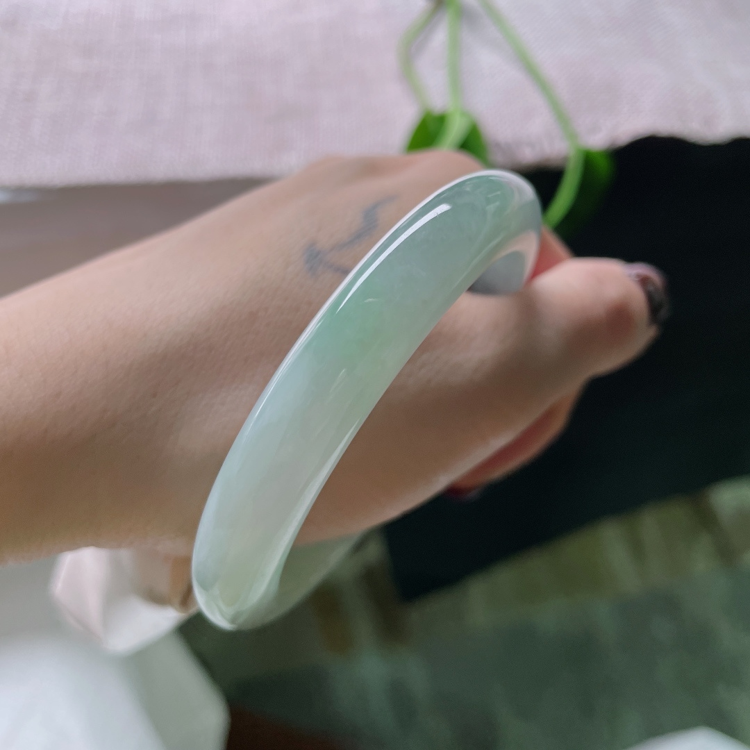 55.8/10.4/8.3，淡绿底正圈，底色如浸水的古宣——洇开满眼生机却不张扬。皮纹，ss48116a