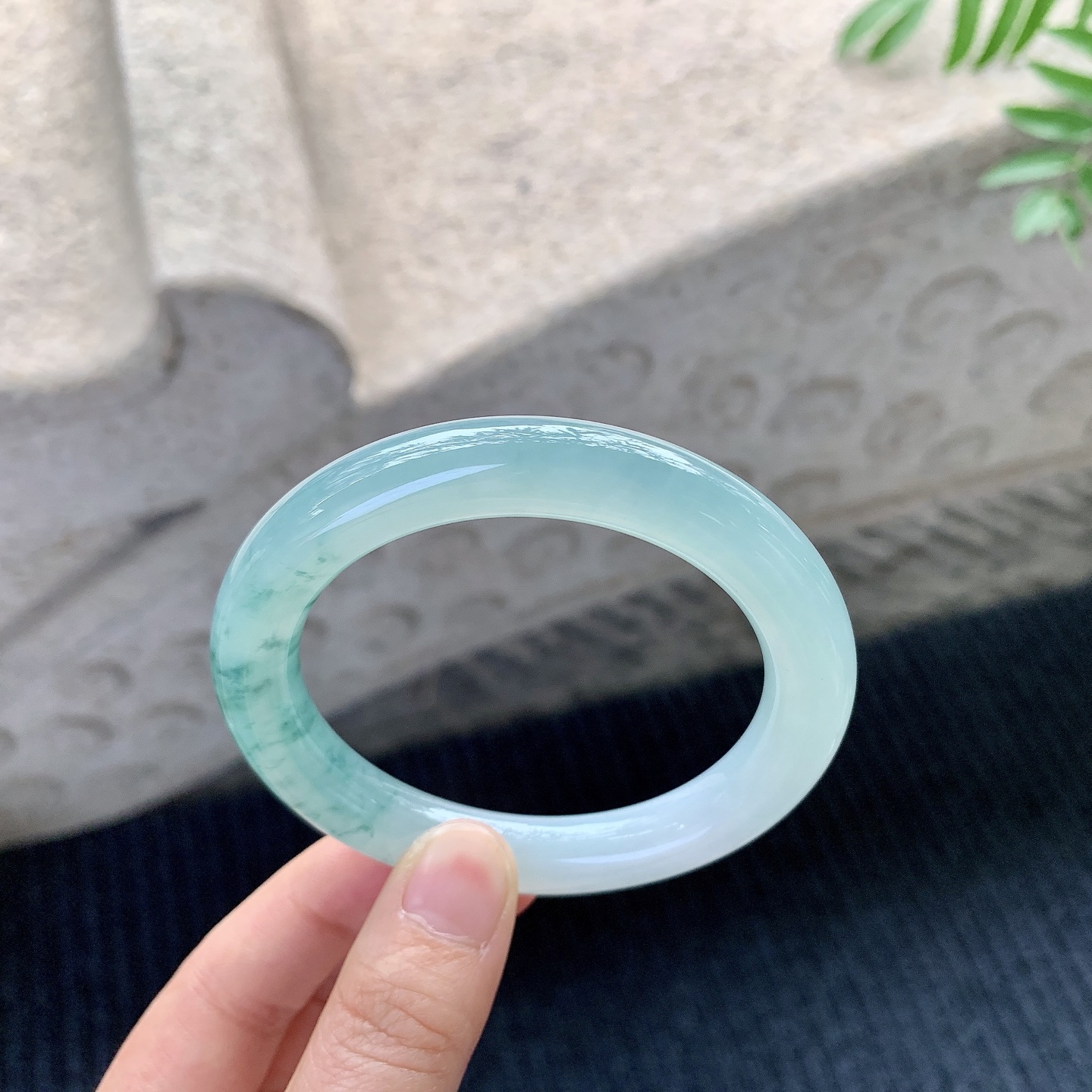 圆条54 55【圈口】55/10/10【编码】HC121426【描述】冰糯晴绿飘花，水润，种老，细腻，无裂纹