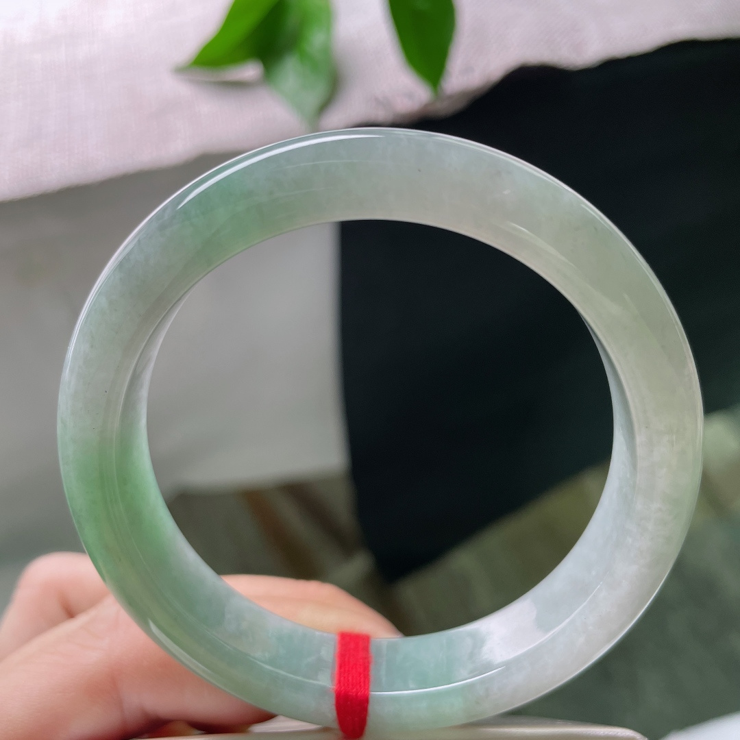 56.6/12.3/8.4，浅绿底正圈，像春溪漫过青石时，深浅不一的苔痕在浅绿底色上晕开。无裂，ss50733a