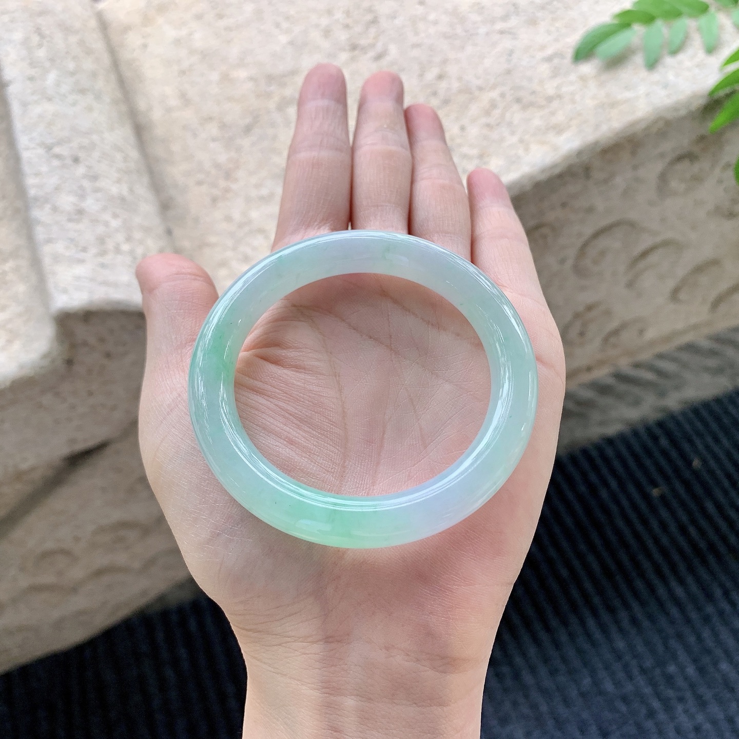 圆条50 51【圈口】51.4/9/9.1【编码】A2041508【描述】细糯飘绿，水润，种老，细腻，有纹线