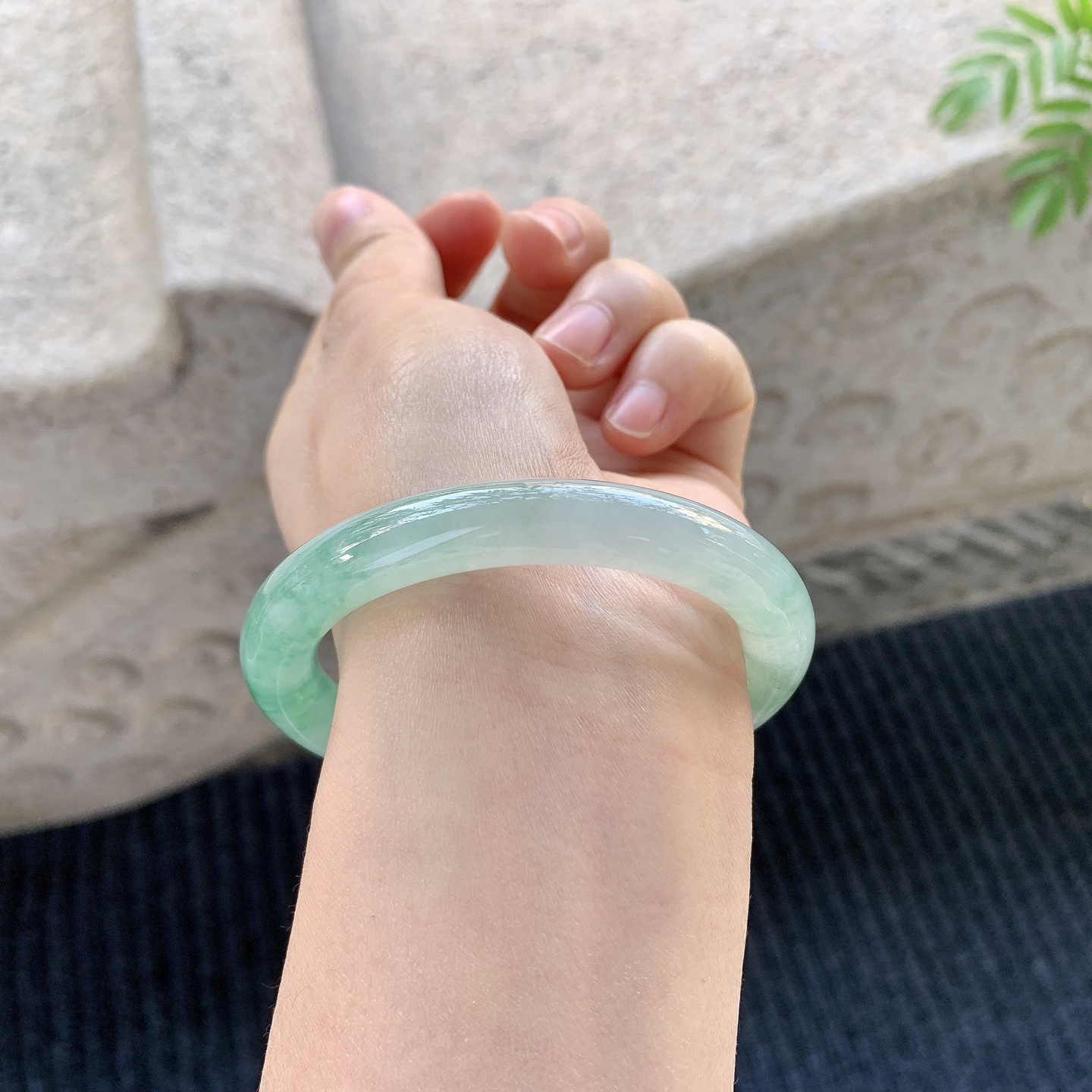 圆条52 53【圈口】53/9/9【编码】DW012915【描述】糯冰飘绿，水润，种老，细腻，打灯有棉线