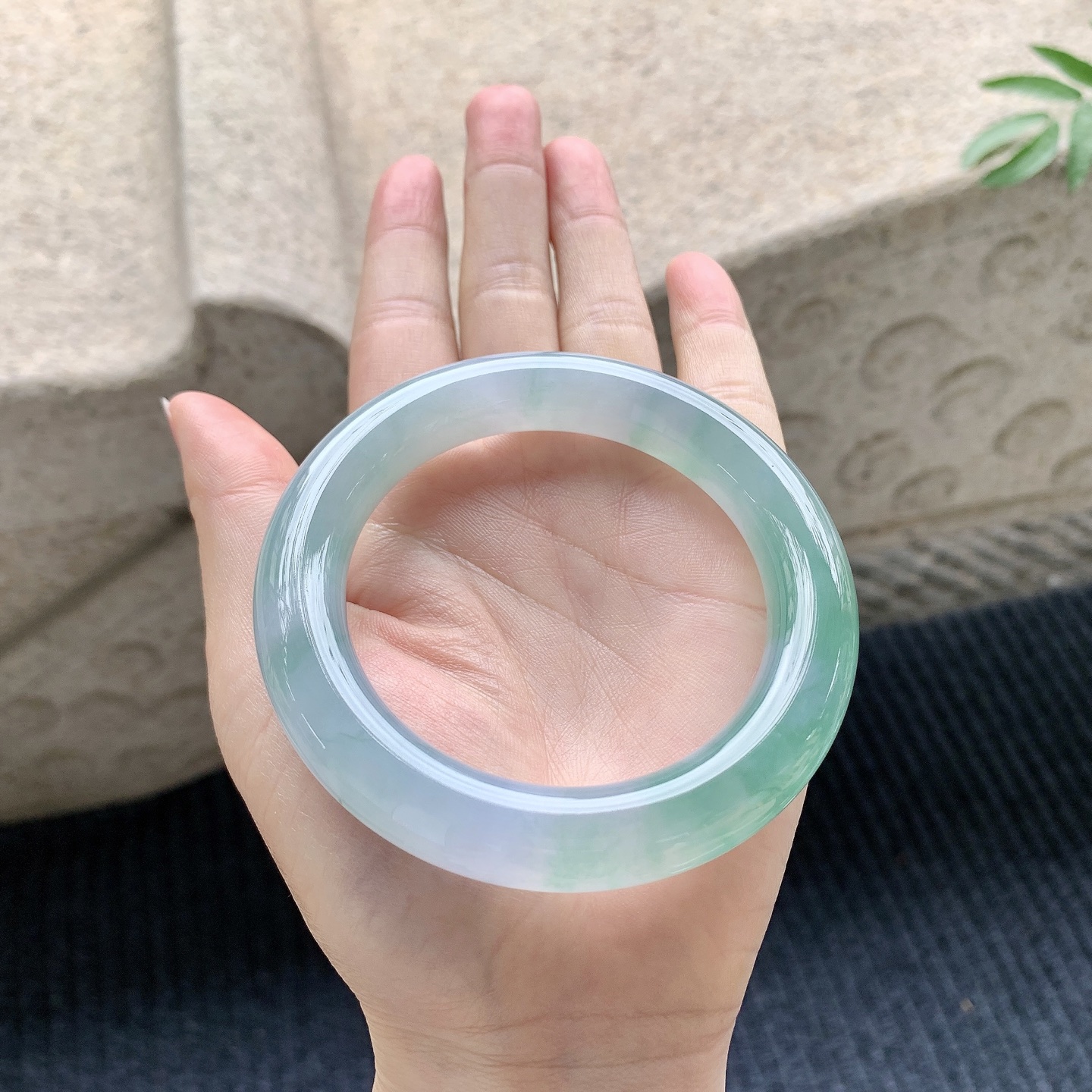 圆条56 57 圈口57.8/12/12 冰糯飘绿，水润，种老，细腻，打灯有絮线BA031101