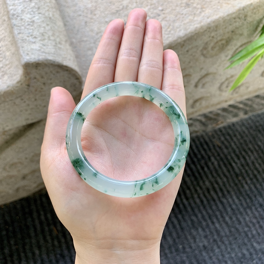 圆条52 53【圈口】53.8/9.2/8.5【编码】GF041595【描述】冰糯飘花，清透，水润，种老，细腻，打灯有棉线