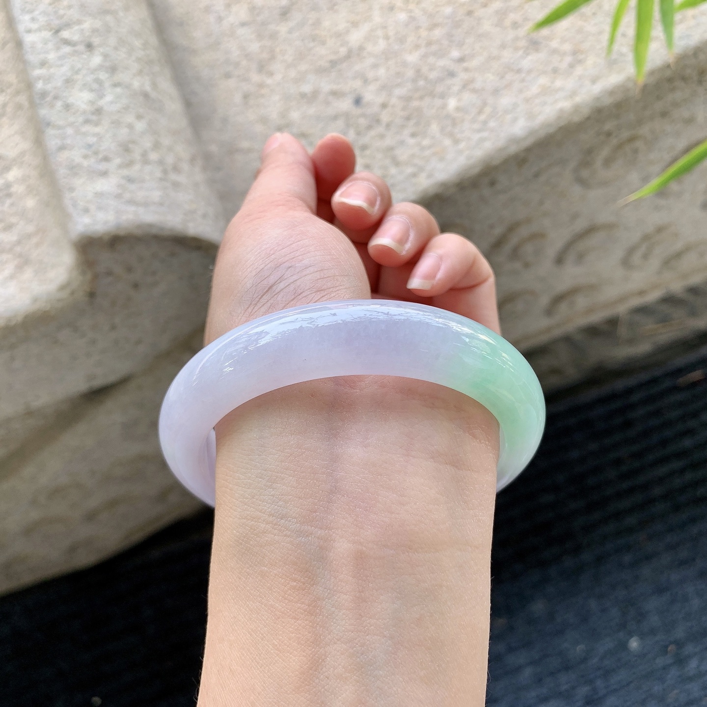 正圈58 59【圈口】59.1/13.2/9【编码】H1121471【描述】糯冰椿彩，水润，种老，细腻，无裂